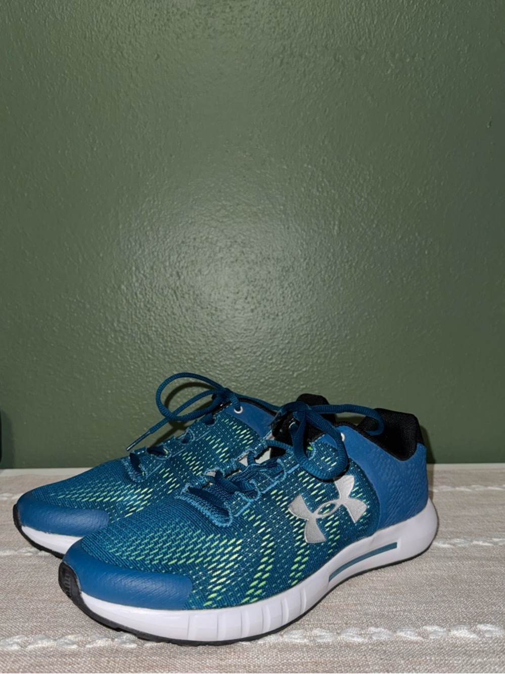 NWOT Under Armour Teal & Lime 6 Youth Running Shoes